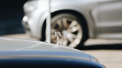 银色汽车发动机罩附件的选择性聚焦摄影